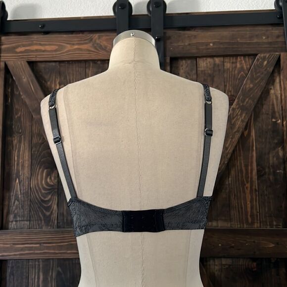 Warners  Underarm Smoothing Seamless Wireless Bra Sz- 34B - Picture 4 of 9